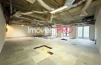 Imagem: O depósito possui 5 Vagas na garagem, 169m² de Área e está