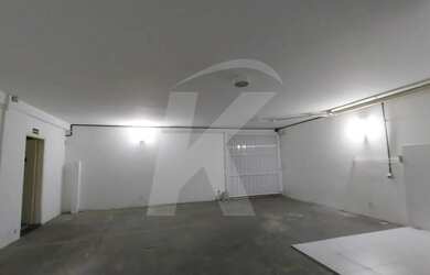 Imagem: O depósito possui 5 Vagas na garagem e 421m² de Área e está