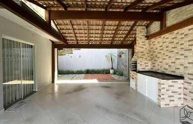 Imagem: A casa possui 2 Dormitórios, 1 Banheiro, 2 Vagas na garagem