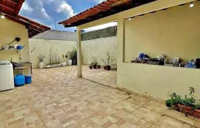 Imagem: A casa possui 2 Dormitórios, 1 Banheiro, 2 Vagas na garagem