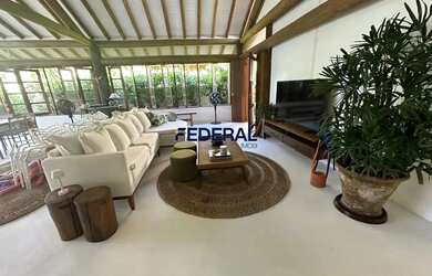 Imagem: A casa possui 4 Dormitórios, 5 Banheiros, 2 Vagas na garagem