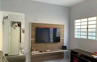 Imagem: A casa possui 2 Dormitórios, 1 Banheiro, 2 Vagas na garagem