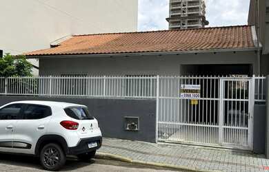 Imagem: A casa possui 3 Dormitórios, 1 Banheiro, 2 Vagas na garagem