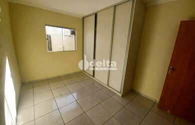 Imagem: A casa possui 2 Dormitórios, 1 Banheiro, 2 Vagas na garagem