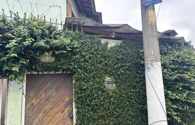 Imagem: A casa possui 3 Dormitórios, 3 Banheiros, 4 Vagas na garagem