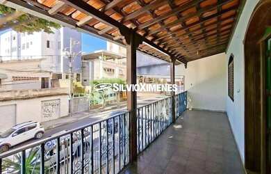 Imagem: A casa possui 4 Dormitórios, 4 Banheiros, 5 Vagas na garagem