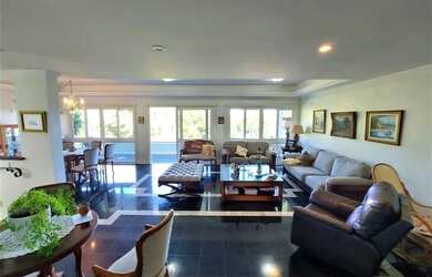 Imagem: A casa possui 5 Dormitórios, 4 Banheiros, 4 Vagas na garagem