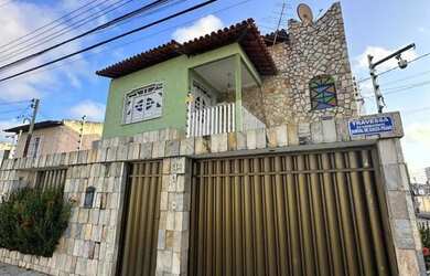 Imagem: A casa possui 4 Dormitórios, 3 Banheiros, 3 Vagas na garagem