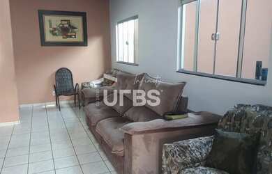 Imagem: A casa possui 3 Dormitórios, 2 Banheiros, 2 Vagas na garagem