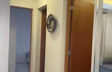 Imagem: O apartamento possui 3 Dormitórios, 1 Banheiro, 1 Vaga na garagem