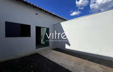 Imagem: A casa possui 2 Dormitórios, 2 Banheiros, 2 Vagas na garagem