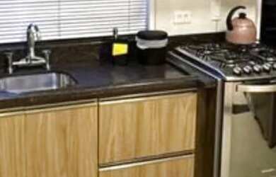 Imagem: A casa possui 3 Dormitórios, 2 Banheiros, 2 Vagas na garagem