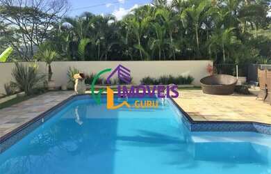 Imagem: A casa em condomínio possui 4 Dormitórios, 4 Banheiros e 475m²