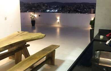 Imagem: A casa possui Acomodam 30 pessoas, 2 Vagas na garagem e está