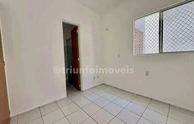 Imagem: O apartamento possui 3 Dormitórios, 1 Banheiro, 1 Vaga na garagem