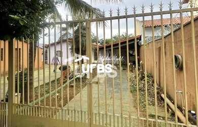 Imagem: A casa possui 3 Dormitórios, 2 Banheiros, 4 Vagas na garagem