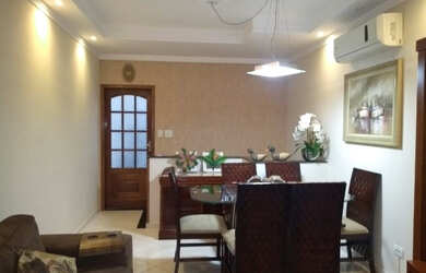 Imagem: A casa possui 3 Dormitórios, 2 Banheiros, 1 Vaga na garagem