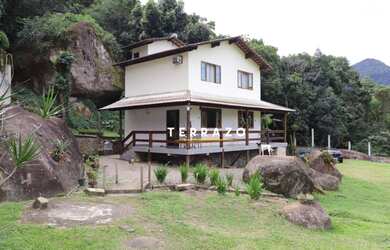 Imagem: A casa possui 4 Dormitórios, 2 Banheiros, 5 Vagas na garagem