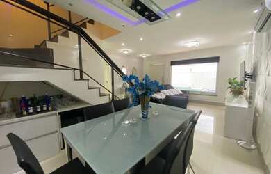 Imagem: A casa em condomínio possui 4 Dormitórios, 4 Banheiros, 2