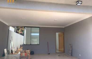 Imagem: A casa possui 3 Dormitórios, 2 Banheiros, 2 Vagas na garagem