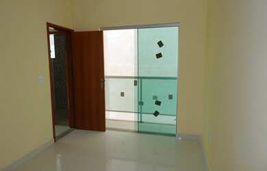 Imagem: A casa possui 2 Dormitórios, 2 Banheiros, 2 Vagas na garagem