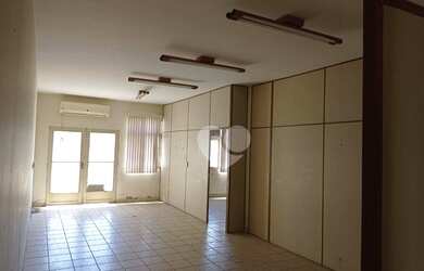 Imagem: O depósito possui 5 Vagas na garagem, 941m² de Área e está