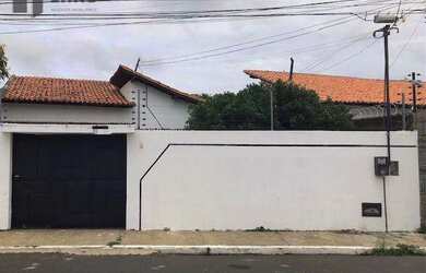 Imagem: A casa possui 3 Dormitórios, 3 Banheiros, 140m² de Área e