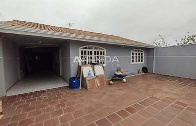 Imagem: A casa possui 5 Dormitórios, 4 Banheiros, 5 Vagas na garagem