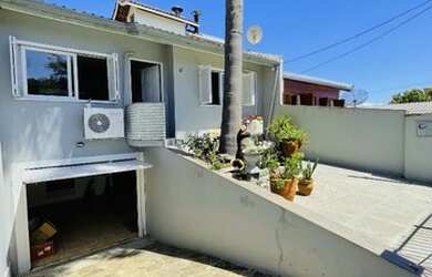 Imagem: A casa possui 3 Dormitórios, 1 Banheiro, 2 Vagas na garagem