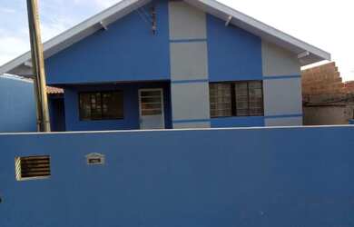 Imagem: A casa possui 3 Dormitórios, 1 Banheiro, 3 Vagas na garagem