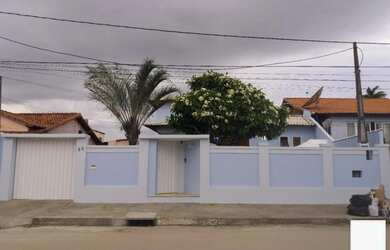 Imagem: A casa possui 3 Dormitórios, 2 Banheiros, 4 Vagas na garagem