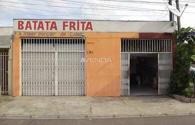 Imagem: A casa possui 3 Dormitórios, 1 Banheiro, 2 Vagas na garagem