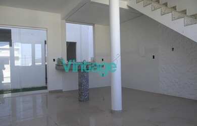 Imagem: A casa possui 2 Dormitórios, 2 Banheiros, 2 Vagas na garagem