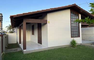 Imagem: A casa possui 4 Dormitórios, 2 Banheiros, 3 Vagas na garagem