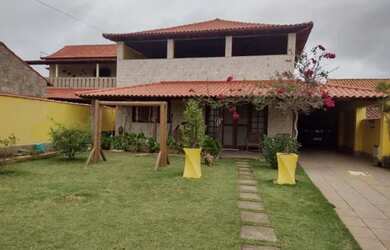 Imagem: A casa possui 3 Dormitórios, 2 Banheiros, 2 Vagas na garagem