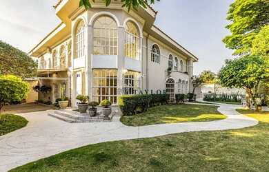 Imagem: A casa possui 5 Dormitórios, 5 Banheiros, 5 Vagas na garagem