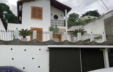 Imagem: A casa possui 3 Dormitórios, 4 Banheiros, 2 Vagas na garagem