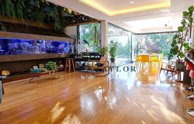 Imagem: A casa possui 4 Dormitórios, 5 Banheiros, 4 Vagas na garagem