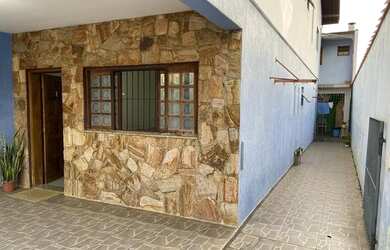 Imagem: A casa possui 4 Dormitórios, 4 Banheiros, 2 Vagas na garagem