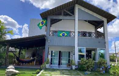 Imagem: A casa possui 4 Dormitórios, 5 Vagas na garagem e está localizado