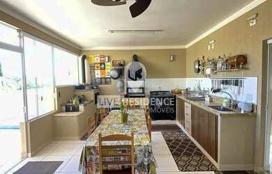 Imagem: A casa em condomínio possui 4 Dormitórios, 4 Banheiros, 2