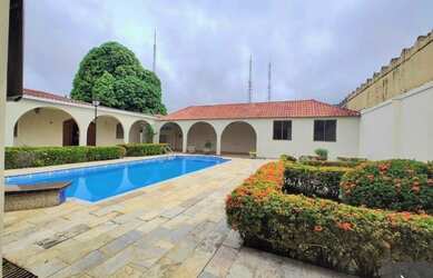 Imagem: A casa possui 4 Dormitórios, 5 Banheiros, 5 Vagas na garagem