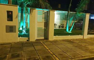 Imagem 3: Casa mobiliada no centro de Xangri-Lá, casa com anexo no fundo, próxima...