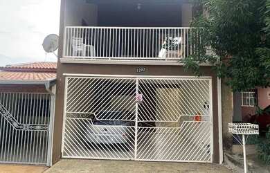 Imagem: A casa possui 2 Dormitórios, 1 Banheiro, 1 Vaga na garagem