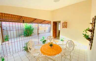 Imagem: A casa possui 3 Dormitórios, 4 Banheiros, 2 Vagas na garagem