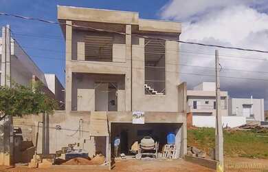 Imagem: A casa possui 3 Dormitórios, 4 Banheiros, 4 Vagas na garagem