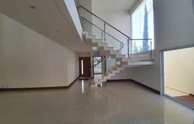 Imagem: A casa possui 4 Dormitórios, 5 Banheiros, 2 Vagas na garagem