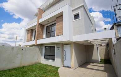 Imagem: A casa possui 3 Dormitórios, 3 Banheiros, 2 Vagas na garagem