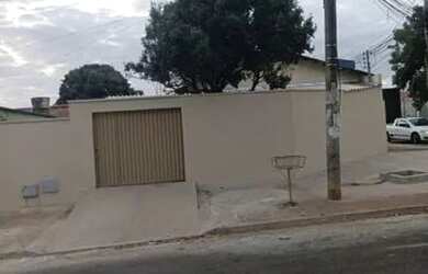 Imagem: A casa possui 2 Dormitórios, 1 Banheiro, 2 Vagas na garagem