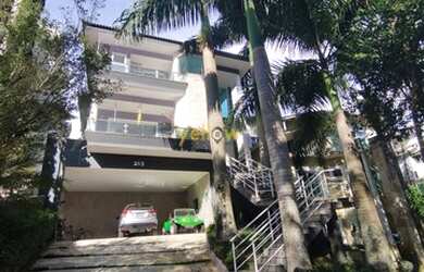 Imagem: A casa em condomínio possui 4 Dormitórios, 5 Banheiros, 4